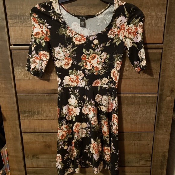 Rue21 Dresses & Skirts - Rue21 Small Flower Dress. Rue21 Dresses & Skirts - Rue21 Small Flower Dress.